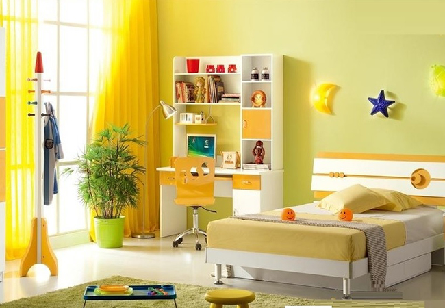 Hãy thử đổi mới không gian phòng ngủ trẻ em của bạn bằng cách thêm màu sắc vào bố trí nội thất. Với sắc màu vàng, phòng ngủ trẻ em sẽ trở nên rực rỡ hơn và đầy sự sáng tạo. Chọn một mẫu đồ chơi hoặc đồ dùng trong phòng ngủ trẻ em cũng như rèm cửa màu vàng để làm nổi bật và tôn lên sự trẻ trung, mơ mộng của các bé.